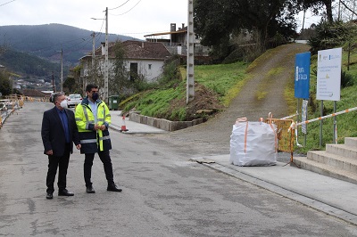 El delegado territorial de la Xunta en Ourense supervisa la ejecución de las obras de la senda en la travesía de Trasariz, en Cenlle, en las que la Xunta invierte más de 170.000€