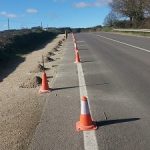 La Xunta ejecuta trabajos de refuerzo de la seguridad viaria en la carretera LU-633 en Gonzar, en el ayuntamiento de Portomarín, en el trecho coincidente con el Camino Francés