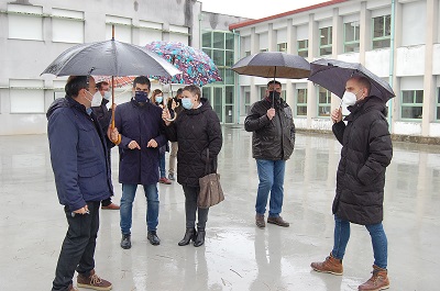 El delegado territorial de la Xunta en Ourense supervisa distintas actuaciones en el CPI Virxe dos Remedios y el final de las obras de la cubierta del pabellón municipal de Castro Caldelas