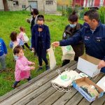 La Xunta conmemora el Día del Árbol con una plantación de especies autóctonas con niños en la Escuela Unitaria de Lamas, en Moraña
