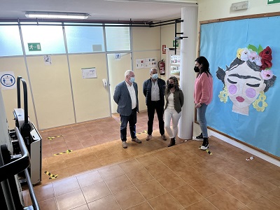 Martina Aneiros supervisa las obras de acondicionamiento y mejora en el CEIP de As Somozas en el que la Xunta invirtió cerca de 100.000 euros