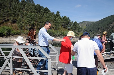 Los usuarios de la residencia de la Xunta Porta del Camiño visitan a Ribeira Sacra