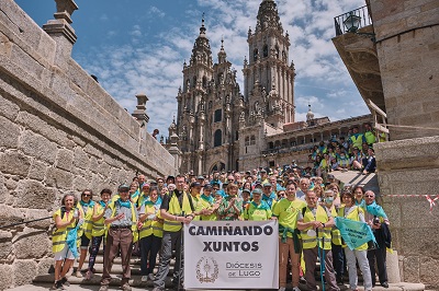 Un grupo de 250 peregrinos de la provincia de Lugo completan su camino a Santiago de Compostela