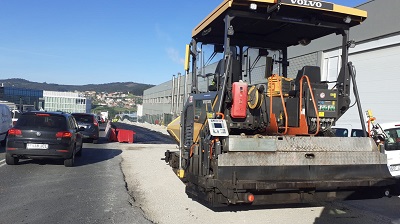 La Xunta comienza los trabajos de aglomerado en las obras de ampliación de la capacidad de la avenida de la Diputación en el polígono de Sabón, en Arteixo