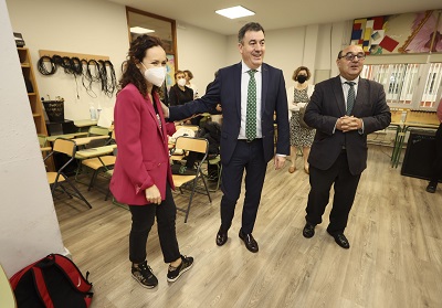 Román Rodríguez anuncia una inversión de 735.000€ para la rehabilitación del instituto IES A Xunqueira I de Pontevedra