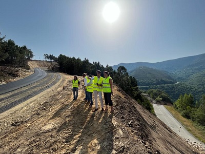 La Xunta inicia el asfaltado del acceso provisional a Folgoso do Courel, que abrirá al tráfico en dos semanas