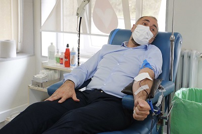 El conselleiro de Sanidad dona sangre e invita a la ciudadanía gallega a hacerlo en los meses de verano ya que tres grupos sanguíneos presentan niveles bajos de reservas