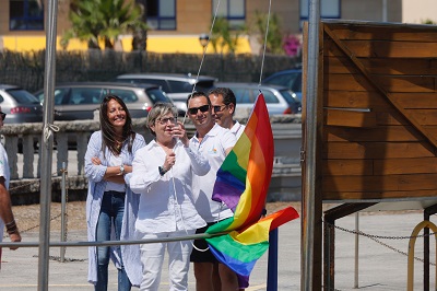 La Xunta ponen como ejemplo del compromiso de Galicia con la igualdad al puerto deportivo de San Vicente, primero de España en izar la bandera arco iris