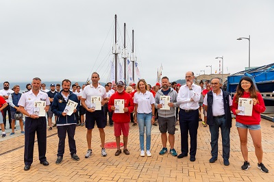 Fernández-Tapias entrega las compostelas a los tripulantes de la Iacobus Maris y celebra “el éxito del regreso de los grandes veleros a Vigo” con la ruta marítima xacobea