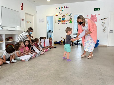 La Xunta despide el curso en las escuelas infantiles de la red pública autonómica con la entrega de orlas y fotos personalizadas para los niños