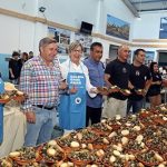 Rosa Quintana destaca la declaración de interés gallego de la Fiesta do Percebe de Aguiño como un reconocimiento a la puesta en valor de los productos del mar