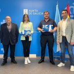 Luis López entrega las banderas azules de cuatro playas a los ayuntamientos de la Illa de Arousa y de A Guarda