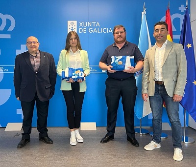 Luis López entrega las banderas azules de cuatro playas a los ayuntamientos de la Illa de Arousa y de A Guarda