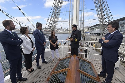 Diego Calvo participa en la recepción oficial al buque escuela Shabab Oman II en A Coruña