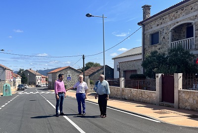 Luis López supervisa el resultado de la segunda fase de las obras de mejora de la carretera PO-190 en Valga, en las que la Xunta invirtió más de 530.000 €