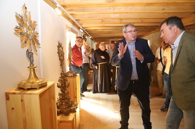 Román Rodríguez visita la nueva musealización del claustro del convento de Herbón rehabilitado por la Xunta con una inversión de medio millón de euros