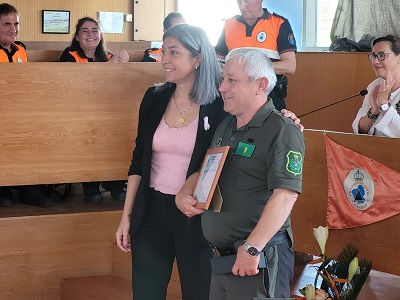 La Agrupación de Voluntarios de Protección Civil de Cangas concede su distinción a la Unidad de Investigación de Incendios Forestales (UIFO) de la Xunta