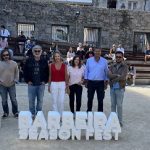 Fernández-Tapias asiste a la apertura del ciclo de conferencias 'Charlas en chanclas' en el Barbeira Fest