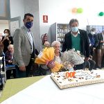 El delegado territorial de la Xunta en Pontevedra le da la enhorabuena a la residente de Campolongo Pura Matos por convertirse en centenaria