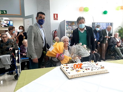 El delegado territorial de la Xunta en Pontevedra le da la enhorabuena a la residente de Campolongo Pura Matos por convertirse en centenaria
