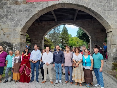 Trenor anima a vecinos y visitantes a viajar al medievo para participar en la XV edición de la Feria del Románico de Negreira