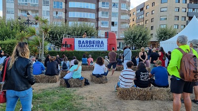 Fernández-Tapias valora la “originalidad” del Barbera Season en la apertura del festival en Baiona con un “concierto sorpresa en un hotel artístico”