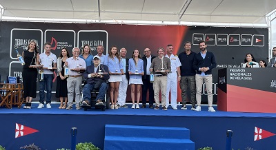 Fernández-Tapias entrega el premio al Mejor Proyecto Femenino en la gala nacional de Vela Terras Gauda