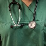 La Xunta acuerda con los colegios de médicos la renovación del convenio que posibilita la prescripción de recetas a los facultativos jubilados del Sergas