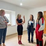 Martina Aneiros visita la nueva casa nido financiada por la Xunta en Monfero