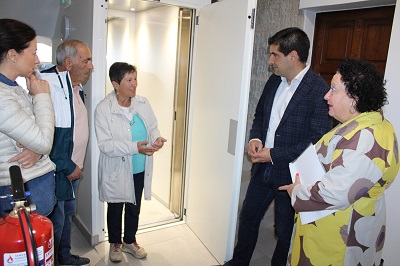 El delegado territorial supervisa las obras de instalación de un ascensor en la calle *Ervedelo de Ourense al amparo de las ayudas de accesibilidad de la Xunta