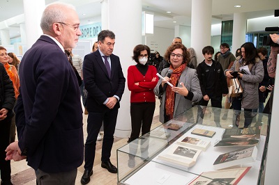 La Xunta inaugura una muestra bibliográfica en la Biblioteca de Galicia en torno a María Casares en el día del centenario de su nacimiento