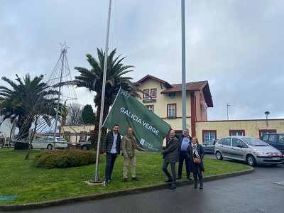 La Xunta reconoce el compromiso del ayuntamiento de Curtis con el medio ambiente y la conservación del paisaje con la concesión de la bandera verde de Galicia