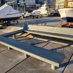 La Xunta renueva el mobiliario urbano del puerto de Malpica con material ecológico procedente del reciclaje de plásticos
