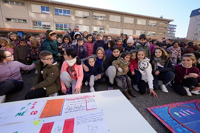Fernández-Tapias celebra el Día Escolar de la Paz y de la no violencia con los estudiantes de Infantil y Primaria del CEIP Pintor Laxeiro