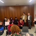 El delegado territorial acompaña a los alumnos y alumnas del IES Eduardo Blanco Amor en su visita a la biblioteca pública Nós