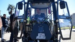 La Xunta acomete actuaciones ambientales en A Cañiza y As Neves con una nueva máquina barredora y el saneamiento en la parroquia de Tortoreos