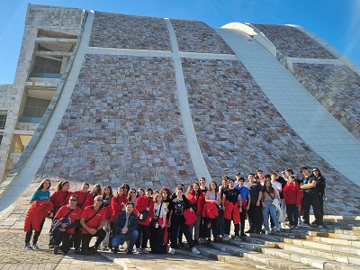 Miranda comparte una visita a la Cidade da Cultura con medio ciento de jóvenes del grupo del Estadio Español de Las Condes (Chile)