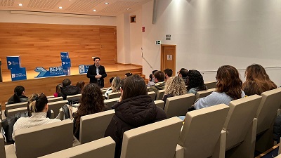 Miranda anuncia la publicación mañana de la nueva convocatoria de las becas BEME Máster durante el encuentro con los becarios del presente curso del campus de Santiago
