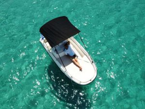 Navegando por Ibiza en un barco sin licencia