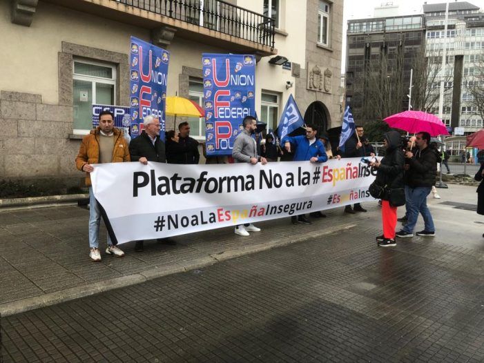 Los policías nacionales se concentran indignados ante la Delegación del Gobierno de Galicia exigiendo más medios para luchar contra la delincuencia