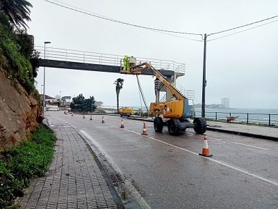 La Xunta inicia las obras de conservación en la pasarela peatonal sobre la carretera PO-324 en Coruxo, en Vigo