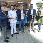 Luis López anima a consumir pescados y mariscos de Galicia, "los mejores del mundo", en el estreno de la foodtruck de Galicia sabe aMar en Pontevedra