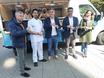 Luis López anima a consumir pescados y mariscos de Galicia, “los mejores del mundo”, en el estreno de la foodtruck de Galicia sabe aMar en Pontevedra