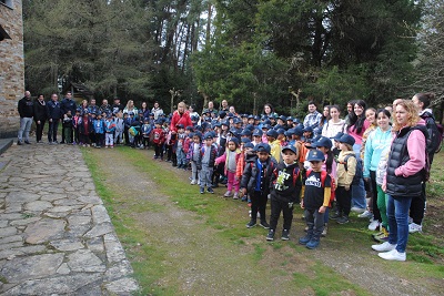 Unos 150 escolares del CEIP Paradai de Lugo participan en una plantación organizada por la Xunta para celebrar el Día del Árbol