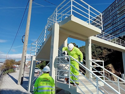 La Xunta finaliza las obras de conservación de la pasarela peatonal sobre la carretera PO-324 en Coruxo, en Vigo
