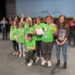 La directora general de Emprendimiento y Apoyo al Empleo hace entrega del premio Xunta de Galicia al proyecto de innovación en la IX First Lego League