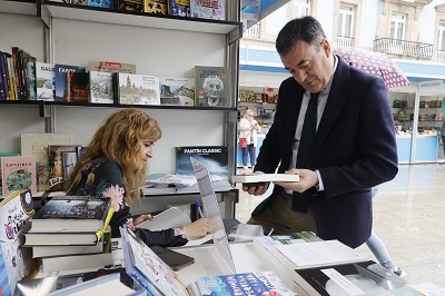 La Xunta inicia la celebración del Día del Libro con la apertura de la primera feria del calendario en Ferrol