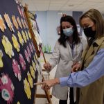 Fabiola García visita el proyecto 'Emocionarte' que lleva actividades artísticas a los niños hospitalizados en el Clínico Universitario de Santiago