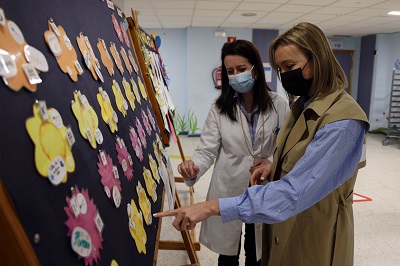 Fabiola García visita el proyecto ‘Emocionarte’ que lleva actividades artísticas a los niños hospitalizados en el Clínico Universitario de Santiago