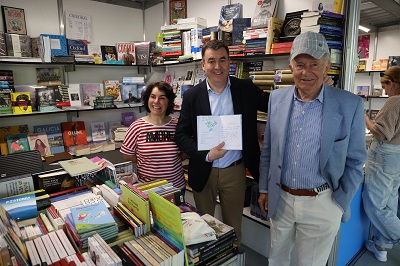 Román Rodríguez anima a “comprar libros y disfrutar de la lectura” en la Feria del Libro de Santiago que reunirá a más de un centenar de autores hasta el 7 de mayo